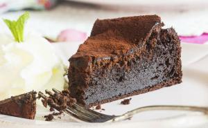 Evo kako napraviti brzu čokoladnu tortu sa samo četiri sastojka