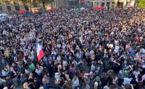 Slavlje na ulicama Pariza nakon drugog kruga izbora, građani uvjereni u pobjedu ljevičara