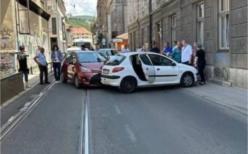 Udes na Baščaršiji: Obje trake zatvorene, stvorila se velika gužva u saobraćaju