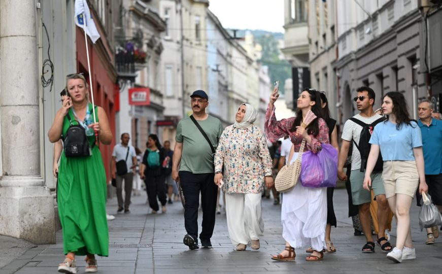 Turisti uživaju u večernjoj šetnji Sarajevom: Pogledajte gradske ulice kojima prolaze naši gosti