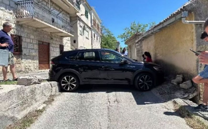 Kakav prizor: Turistkinja zarobila vlastiti automobil, mještani pomagali vozačici