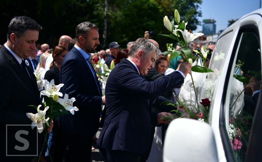 Denis Bećirović i Željko Komšič sa ljiljanima u ruci odali počast i ispratili kolonu ka Potočarima