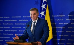 Denis Zvizdić: Nikada nećemo oprostiti onima koji su planirali i izvršili genocid