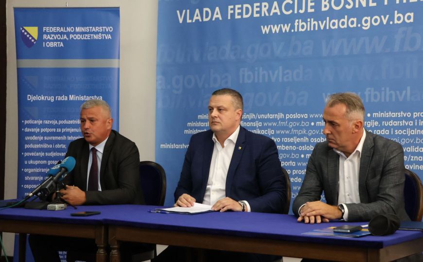 Ministar Vojin Mijatović potpisao ugovor vrijedan 300.000 KM: Evo ko će dobiti novac
