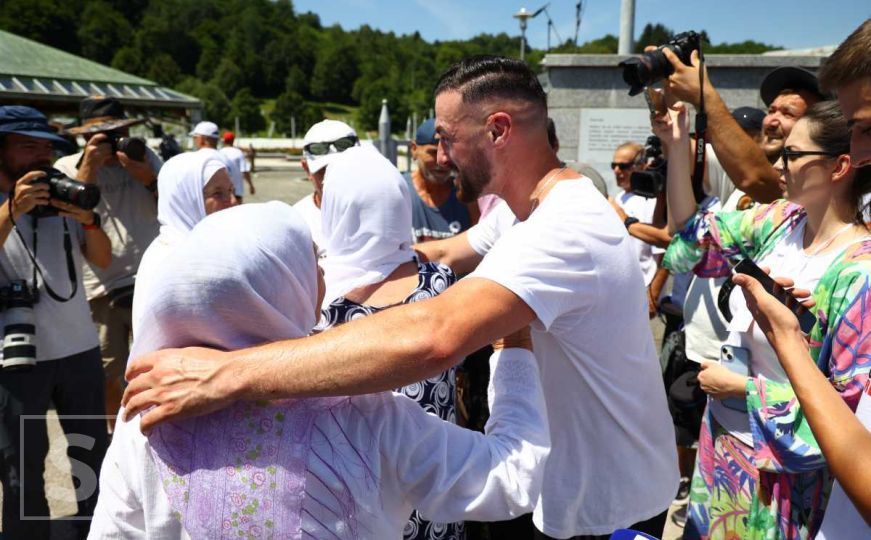 Dočekale ih majke Srebrenice u zagrljaju: Maratonci iz Vukovara stigli do emotivnog cilja