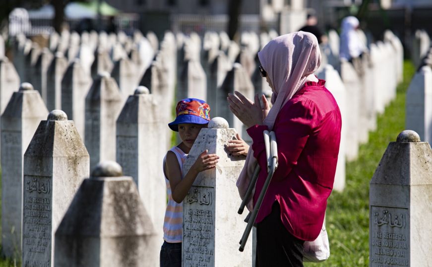 Čuvanje sjećanja na žrtve: Djeca s porodicama u obilasku mezara u Potočarima