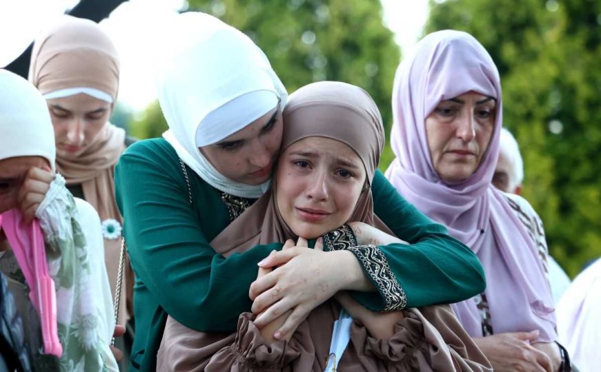 Dolina bijelih nišana: Tabuti 14 žrtava genocida u Srebrenici preneseni na rukama do Musale