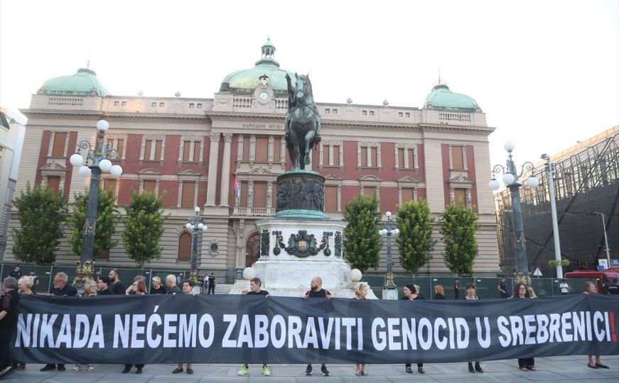 Žene u crnom odale počast Srebrenici u Beogradu i poručile Vučiću: Prestani negirati genocid!