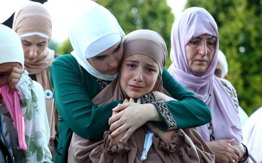 Uživo | Molitva za duše 14 žrtava genocida u Srebrenici: Hiljade ljudi klanjalo dženazu