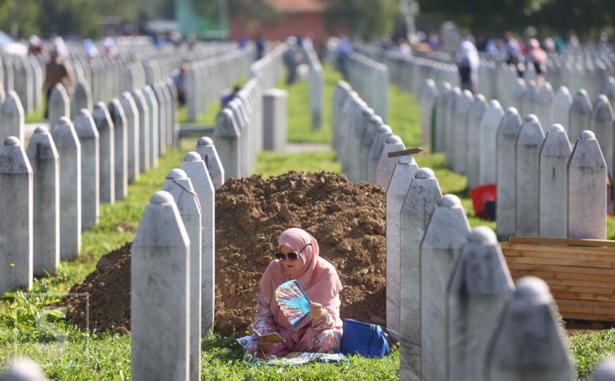 Potočari: Tuga, suze i tišina uoči komemoracije i dženaze za 14 žrtava genocida u Srebrenici