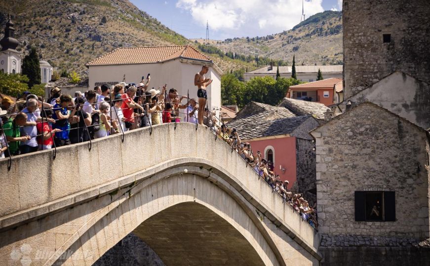 Skokom bez aplauza sa Starog mosta odana počast žrtvama genocida u Srebrenici