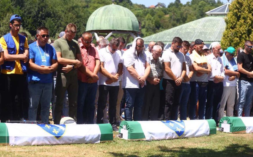 Klanjana dženaza i obavljen ukop 14 žrtava genocida u Srebrenici