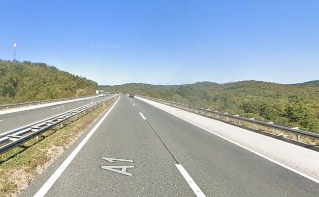 Mladić iz BiH prevozio migrante, pa udario u prikolicu vozila