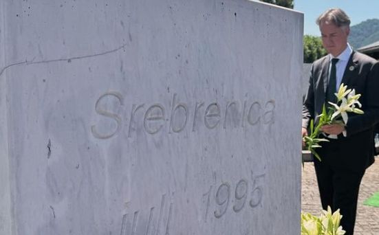 Ambasador Velike Britanije Julian Reilly odao počast žrtvama genocida u Srebrenici