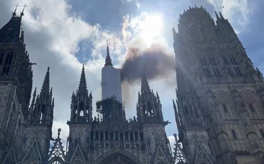 Izgorio toranj jedne od najljepših francuskih katedrala