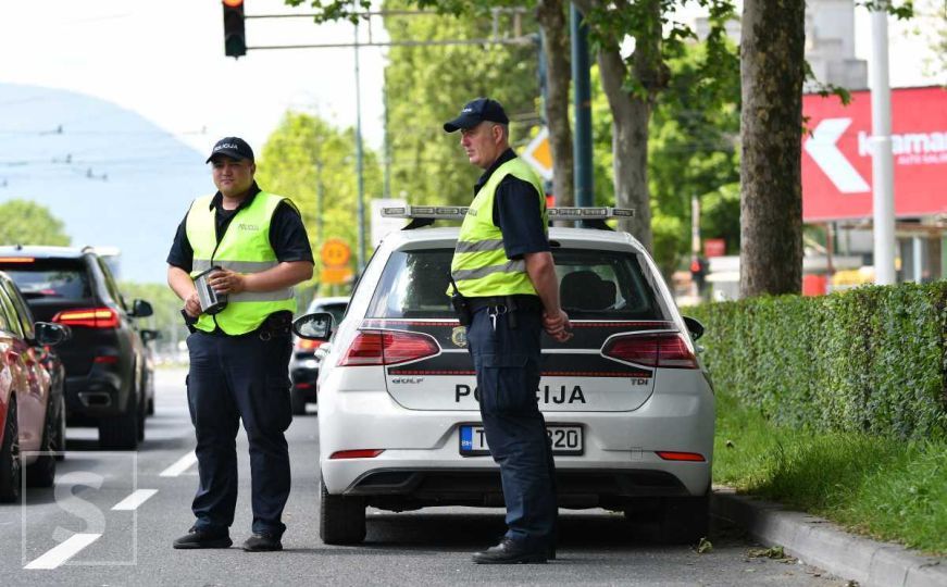 Nema vozačku, ne plaća kazne, a jučer je skrivio i udes u Sarajevu: 43-godišnjak ostao bez Passata