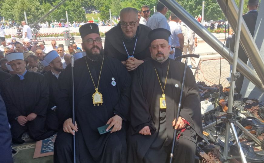 Emotivna fotografija iz Potočara: Bosanski franjevac i pravoslavna braća molili za žrtve genocida