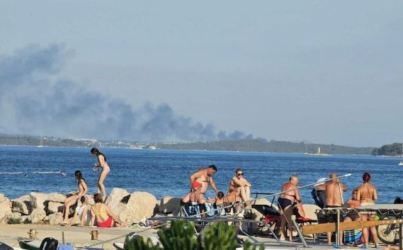 Pred ulaskom u marinu na Jadranskom moru planuo brod: S kopna se vidi gusti dim