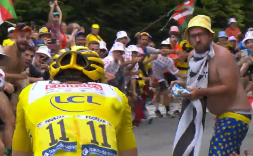 Sramota na Tour de Franceu: Gledatelj istrčao pred bicikliste i gađao ih čipsom