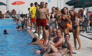 Velika gužva na sarajevskom bazenu: Građani pobjegli od vrućine, traži se ležaljka više