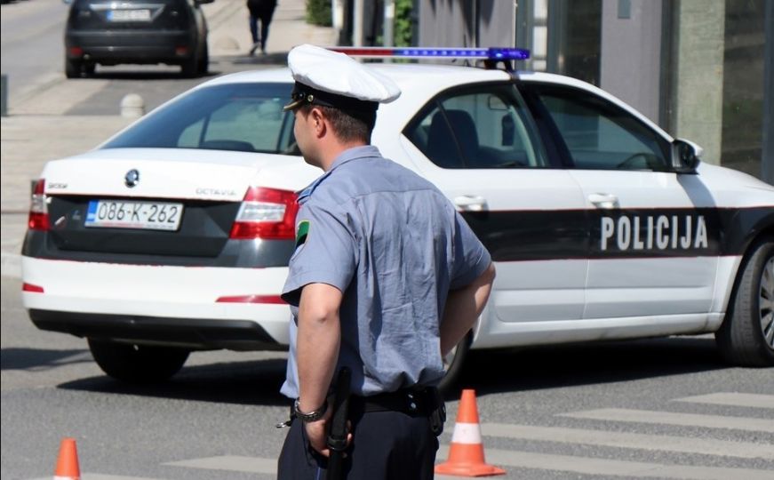 Spriječena porodična tragedija u BiH: Muškarac prijetio bombom, policija intervenisala