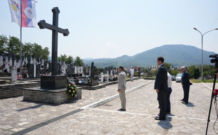Delegacija EU odala počast 'nevinim civilima' na groblju Vojske RS, odmah se oglasio Emir Suljagić