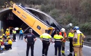 Autobus se prevrnuo i ostao okomito zaglavljen na ulazu u tunel: Povrijeđeno 45 osoba