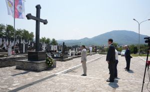 Delegacija EU na meti žestokih kritika zbog odavanja počasti na Vojničkom groblju u Bratuncu