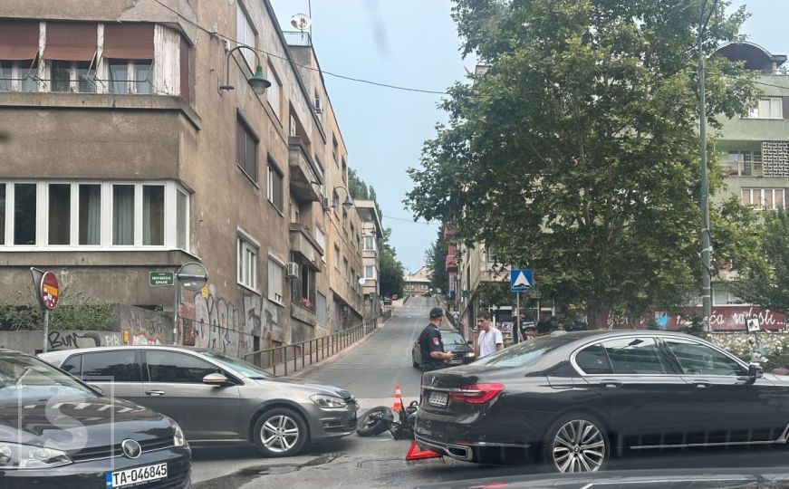 Nova saobraćajna nesreća u Sarajevu: Sudarili se taxi i motocikl