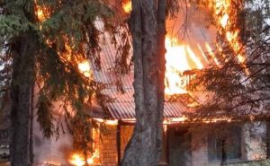 Vlašić: Vikendica planula nakon udara groma, na terenu vatrogasne jedinice