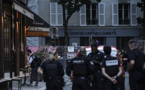 Automobil uletio u terasu kafića u Parizu: Jedna osoba poginula, dvije su u kritičnom stanju