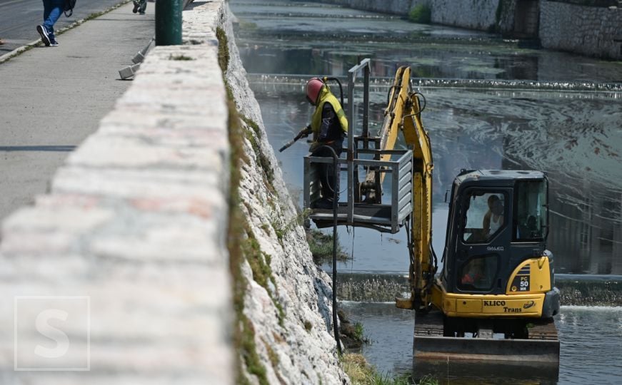 Za ljepše Sarajevo: Počelo čišćenje korita rijeke Miljacke
