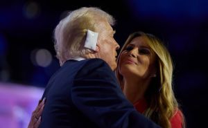 Novi trend: Republikanci na konvenciji nosili zavoje za uho u znak podrške Trumpu
