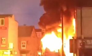 Engleski grad u plamenu: U velikim neredima napadnuta policija i zapaljen autobus