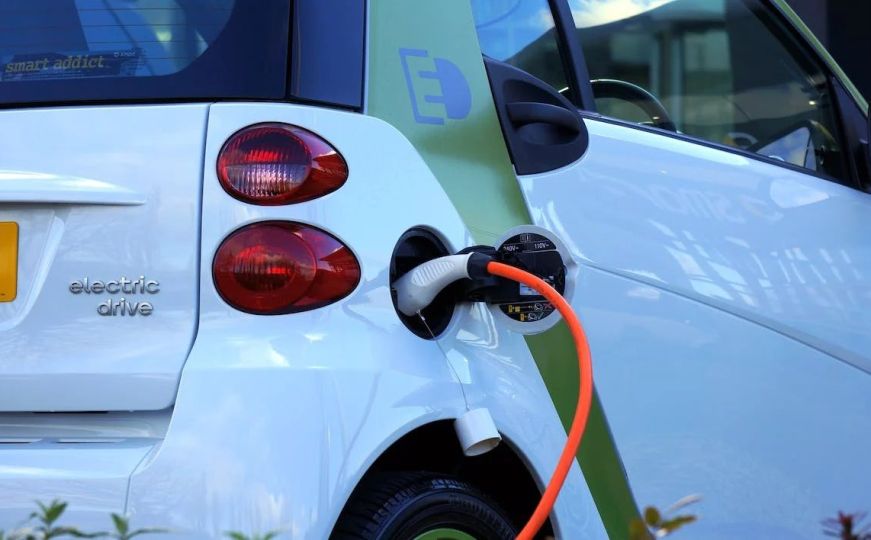 Smanjuje se velika razlika u cijeni između električnih automobila i benzinaca