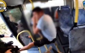 Objavljen video hapšenja piromana: Policija iz autobusa izvukla odgovornog za požar na 8 hektara