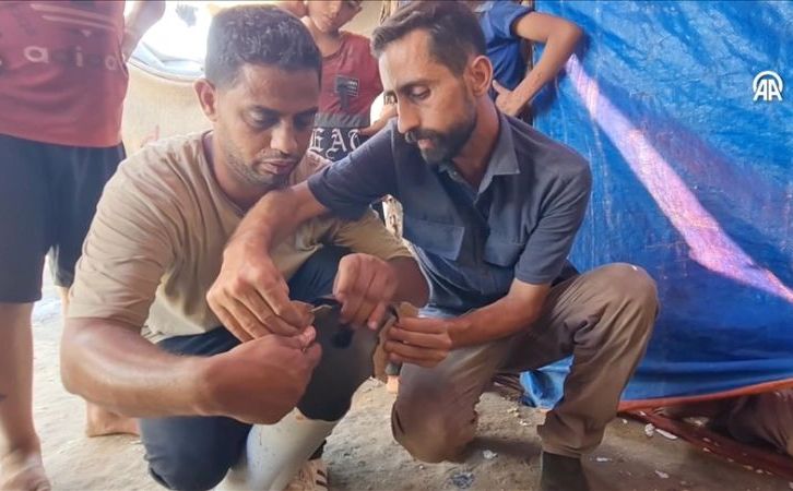 Rat u Gazi: Braća Palestinci Salah i Abdullah prave protetske udove od vodovodnih cijevi