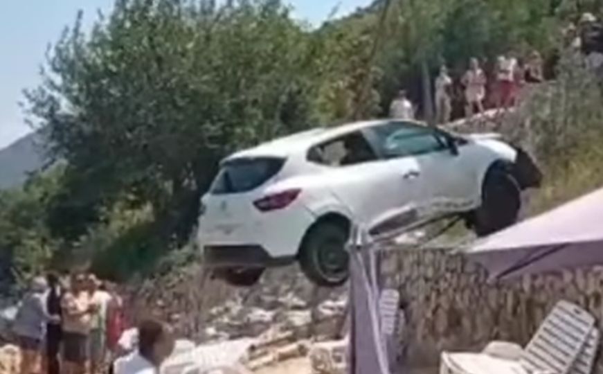 Automobil se survao na plažu punu kupača u Crnoj Gori
