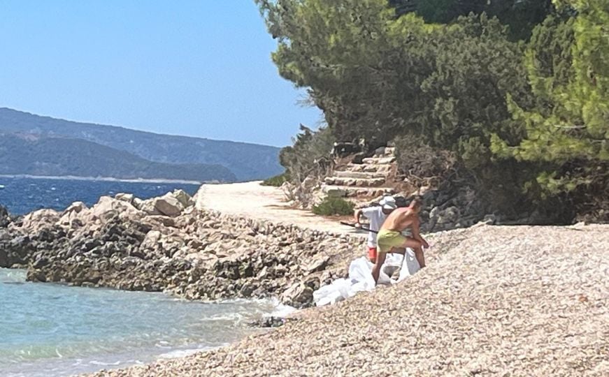 Pogledajte šta rade ova dva muškarca na plaži u Hrvatskoj: Izvadili lopate, kupači ostali u šoku