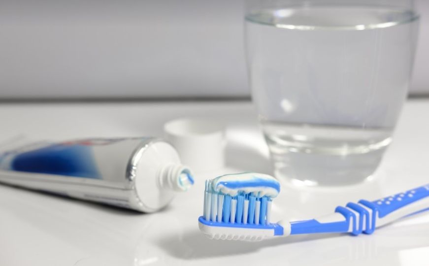 Stomatolog pokazao koliko tačno trebamo staviti paste za zube na četkicu