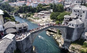 Građani Mostara o Starom mostu: Bio nam je pred očima i dok je "ležao" duboko u Neretvi