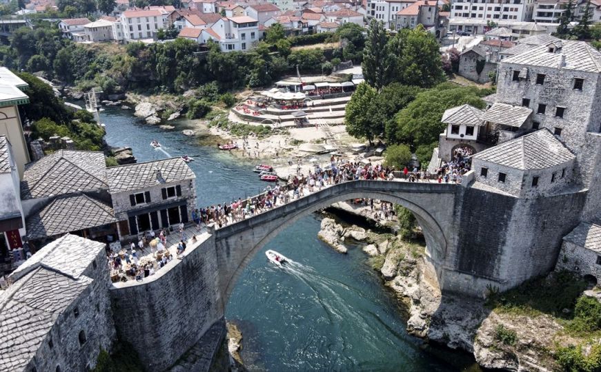 Građani Mostara o Starom mostu: Bio nam je pred očima i dok je "ležao" duboko u Neretvi