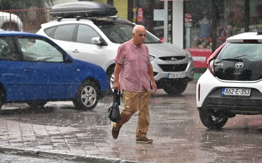 Kiša zahvatila Sarajevo: Pljusak osvježio građane glavnog grada