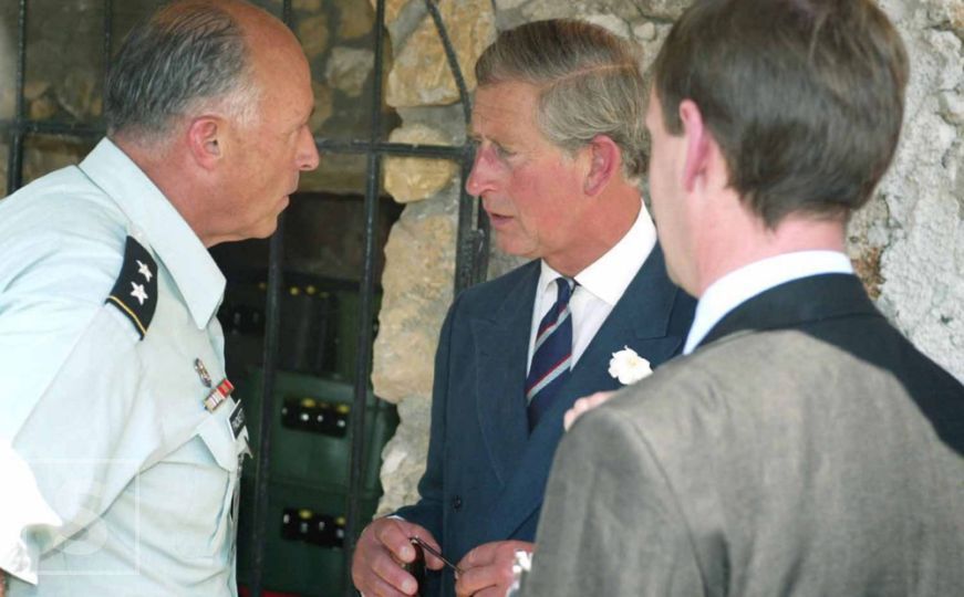 Kralj Charles je rado viđen gost u BiH: Pogledajte kako je izgledala njegova posjeta Mostaru 2004.