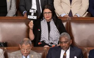 Ko je žena koja je držala znak "Ratni zločinac" tokom govora Netanyahua u američkom Kongresu?