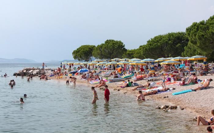 Zašto sve više turista u Hrvatskoj nosi sirće na plažu?