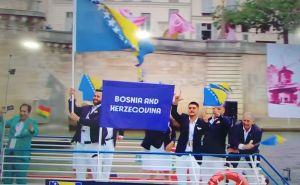 Pariz 2024 | Mesud Pezer i Larisa Cerić nosili zastavu Bosne i Hercegovine na otvaranju Olimpijade