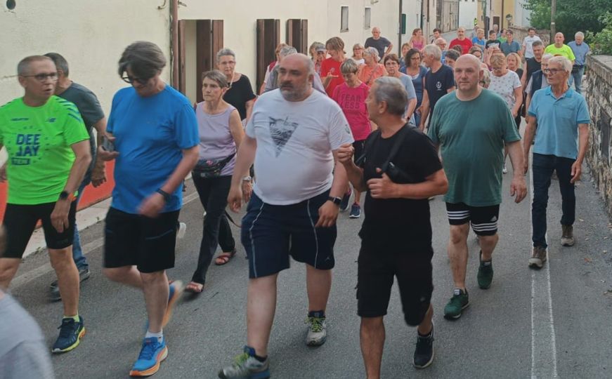 Italija: Stotine gradana pridružuju se gradonačelniku u noćnim šetnjama kako bi mu pomogli da smrša