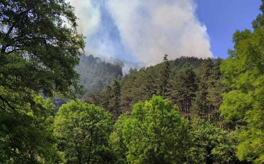 Požar kod Bugojna još aktivan, širi se prema kućama: Interveniše i helikopter