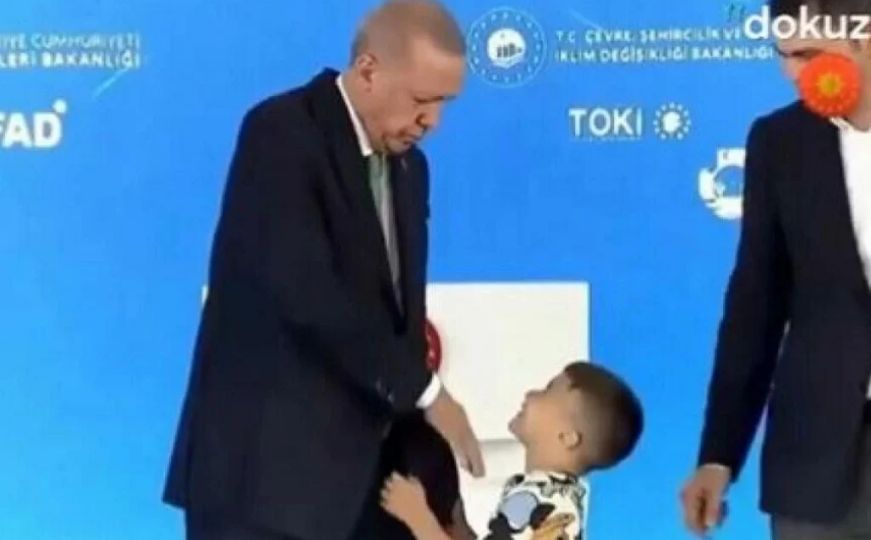Turski predsjednik ošamario dječaka pred kamerama: Snimak izazvao lavinu komentara
